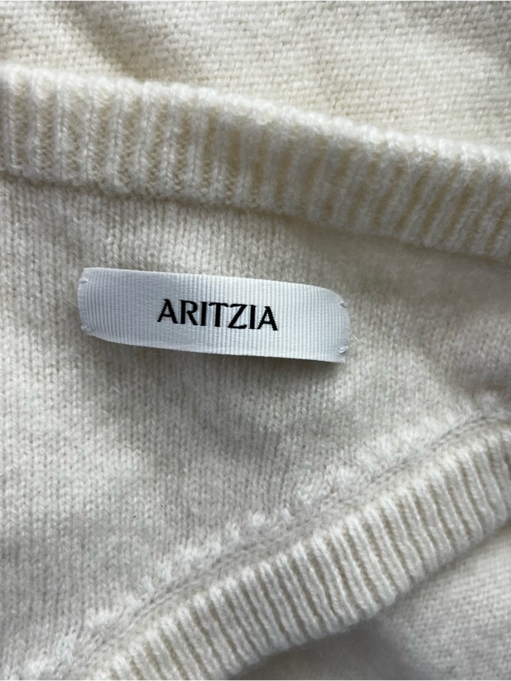 Aritzia 100% Cashmere Key Triangle Knit Scarf with Fringed Edge - Picture 10 of 10